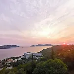 Mario - Veliki Stan Za Odmor - Terasa- Vrt - Bazen - Pogled More, Izoliran Διαμέρισμα
