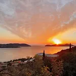 Mario - Veliki Stan Za Odmor - Terasa- Vrt - Bazen - Pogled More, Izoliran Διαμέρισμα *