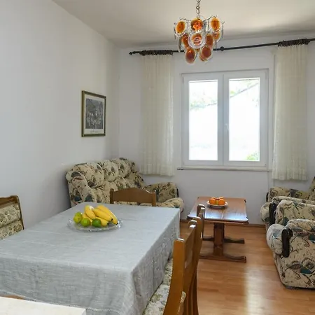 Appartement Mario - Veliki Stan Za Odmor - Terasa- Vrt - Bazen - Pogled More, Izoliran Orasac