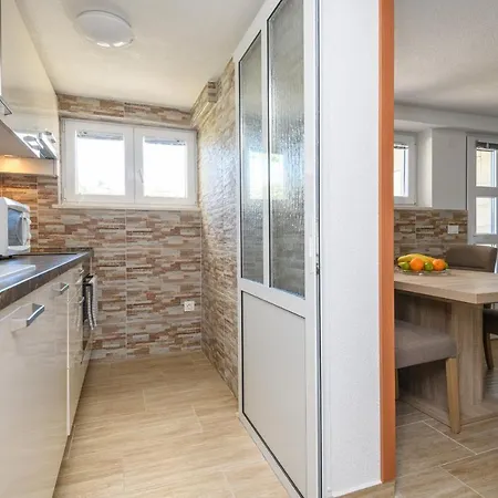 Mario - Veliki Stan Za Odmor - Terasa- Vrt - Bazen - Pogled More, Izoliran Appartement