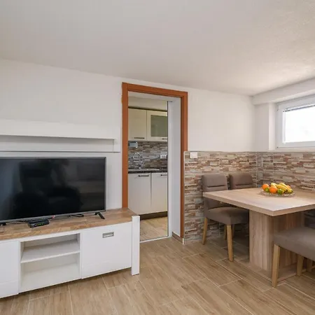 Mario - Veliki Stan Za Odmor - Terasa- Vrt - Bazen - Pogled More, Izoliran Apartamento