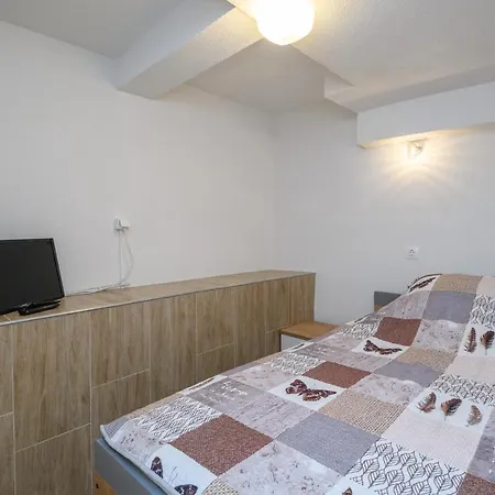 Appartement Mario - Veliki Stan Za Odmor - Terasa- Vrt - Bazen - Pogled More, Izoliran Orasac