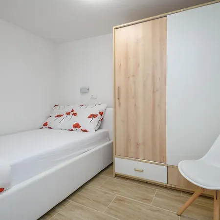 Appartement Mario - Veliki Stan Za Odmor - Terasa- Vrt - Bazen - Pogled More, Izoliran *